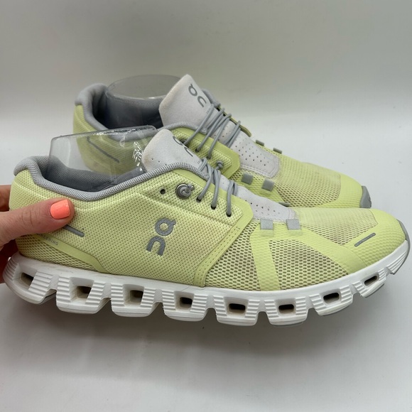 ON CLOUD Women's Cloud 5 Running Shoes color Hay/Frost Light Yellow and Gray 10 - Picture 2 of 13